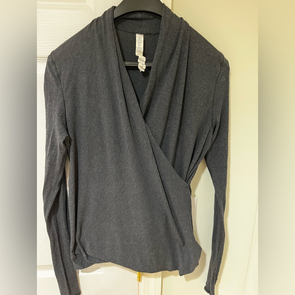 Lululemon drape front top with thumbholes. Dark Grey. Size 6